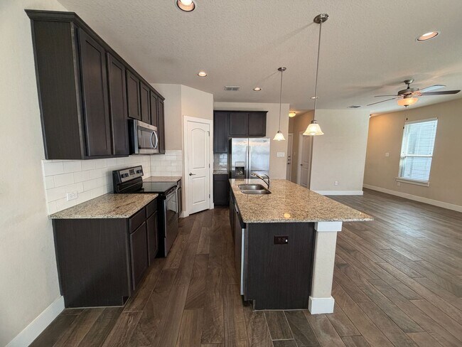 Building Photo - Great Location ~ Fabulous Townhome in New Braunfels 3/2.5 ~ Minutes from Gruene ~ Move in Ready!