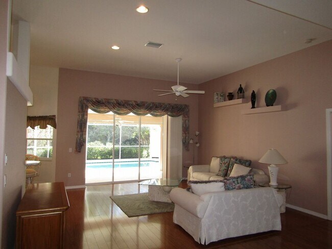 Building Photo - 2 bed 2 bath w/Bonus Room Pool Home