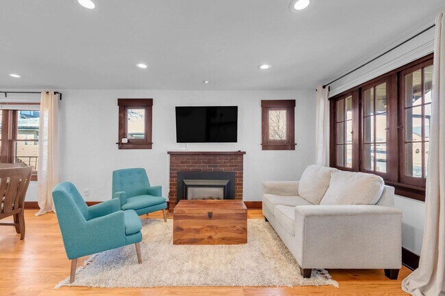 Building Photo - Two Bedroom Craftsman's Bungalow in Highla...