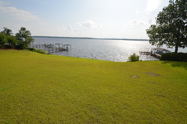 Foto del edificio - 136 White Oak Bluff Rd