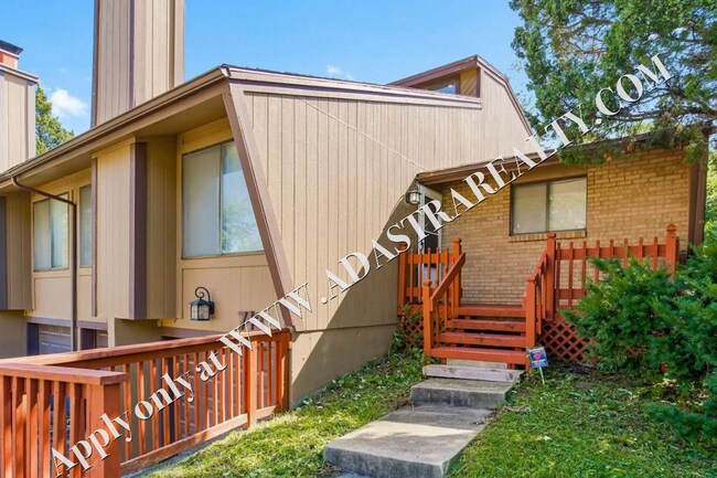 Building Photo - Beautiful 2 Bed 3 Bath Townhome in KCK-Ava...