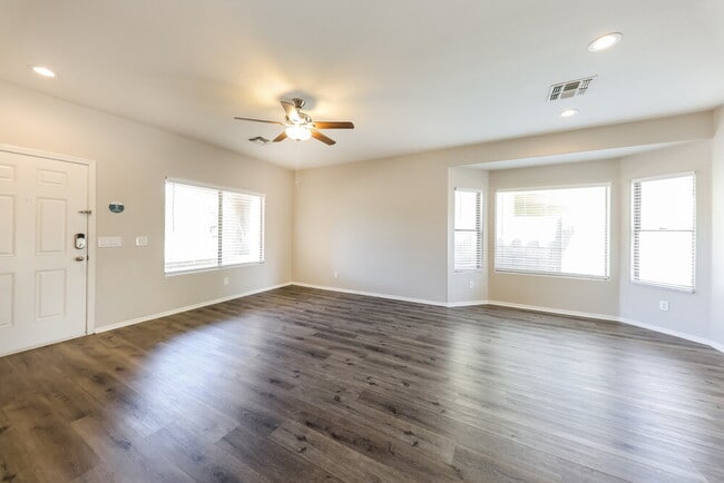 Foto del edificio - 3405 N 129th Dr