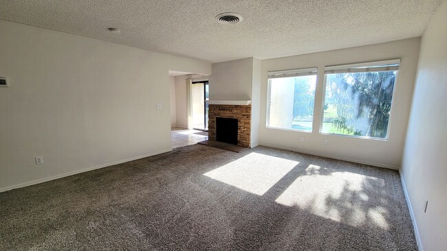 Foto del edificio - 3-bedroom, 2-bath Condo 'On the Green'