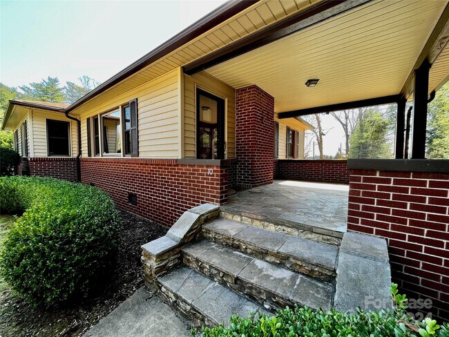 Building Photo - 10 S Oak Forest Dr