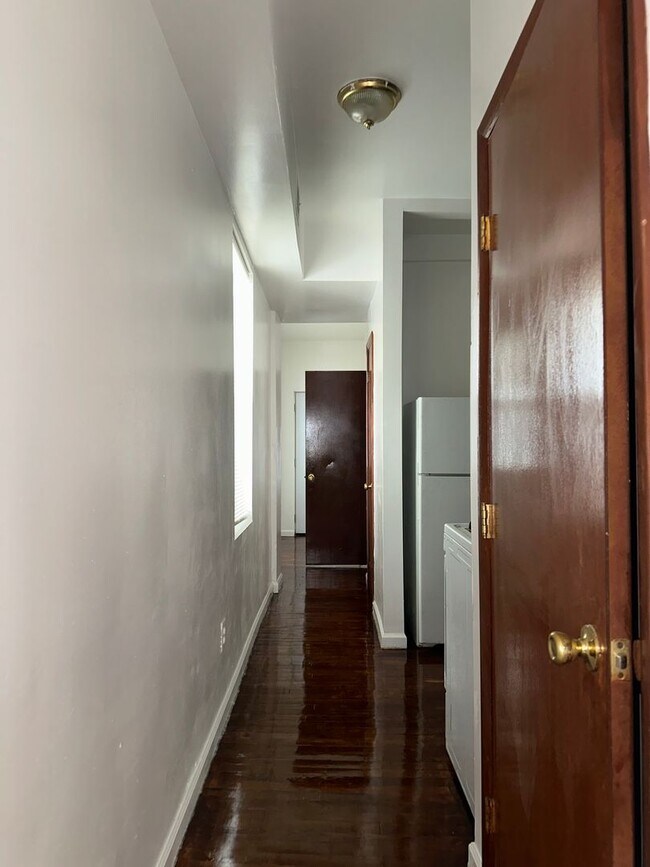 Foto del edificio - Beautifully Renovated Home! Corner House! Central Air! Available Now!