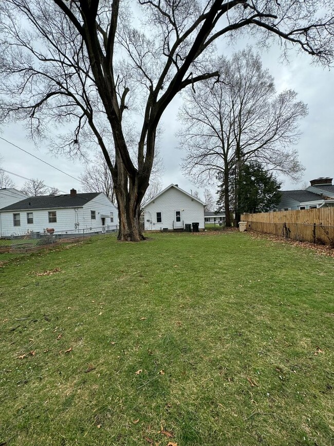 Building Photo - 2 Bedroom 1 Bath home in South Bend IN.