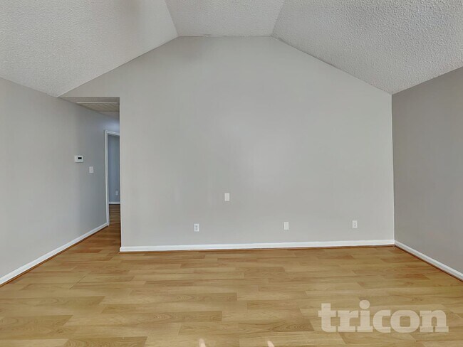 Foto del edificio - 5000 Poplar Glen Dr