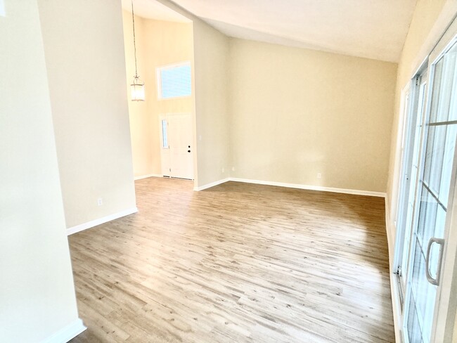 Building Photo - 1245 Geranium Crescent