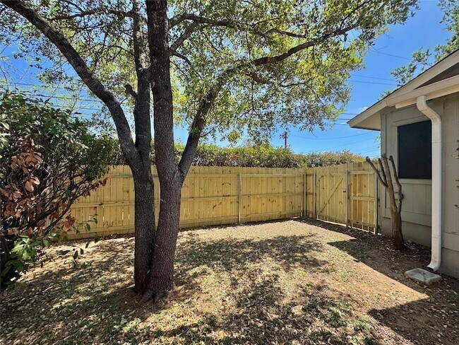 Foto del edificio - 2110 Blue Meadow Dr