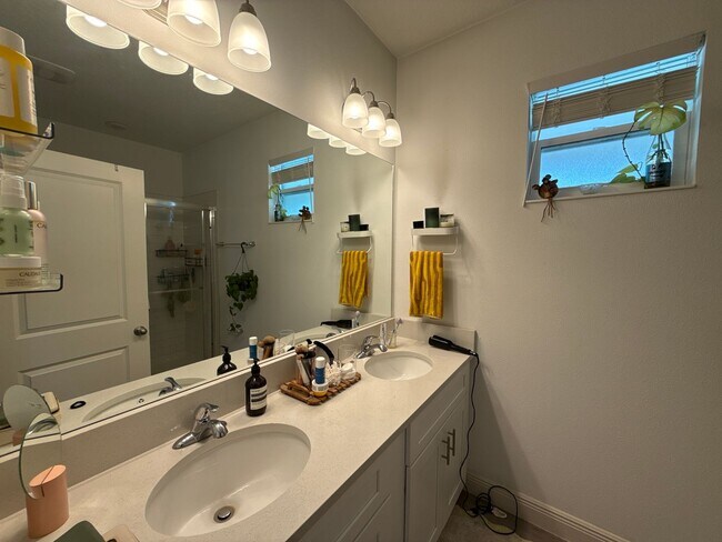 Building Photo - Beautiful 3 bedroom home near Downtown St ...