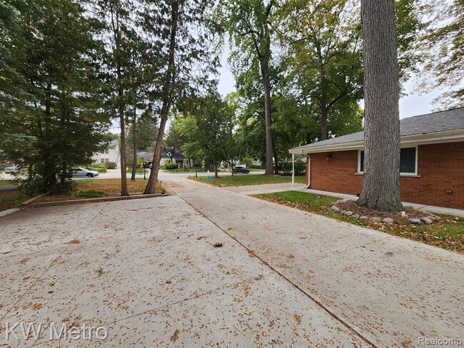 Building Photo - 705 W 13 Mile Rd
