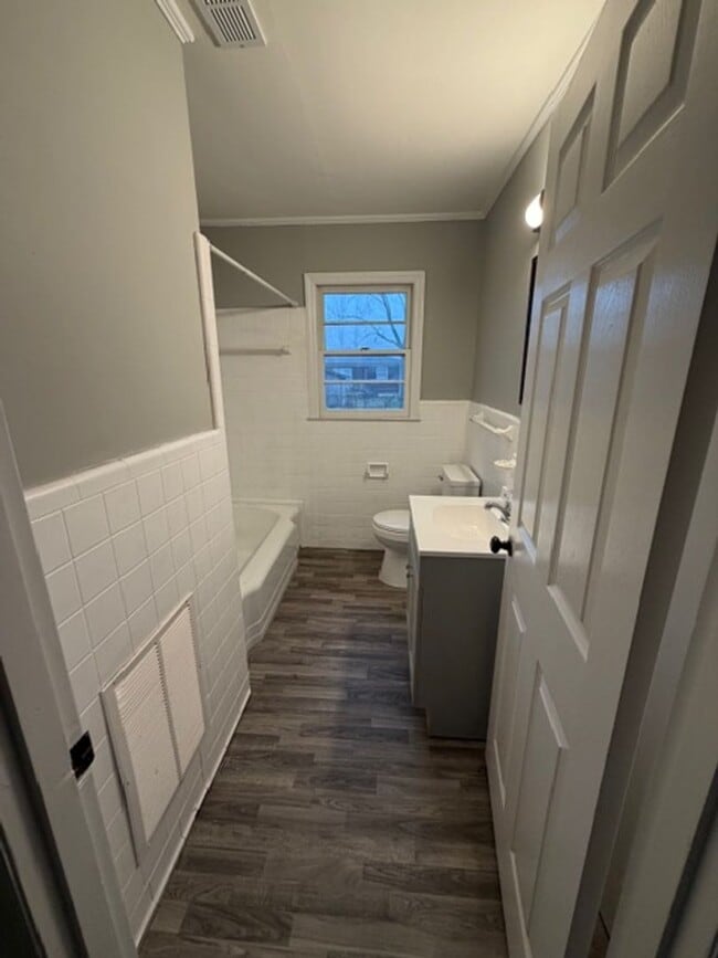 Building Photo - 4 Bedroom 2 Bath house