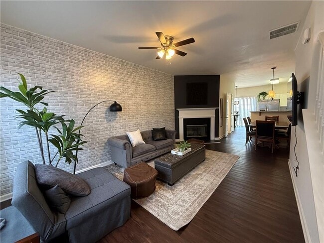 Building Photo - 1524 Cove Creek Cir