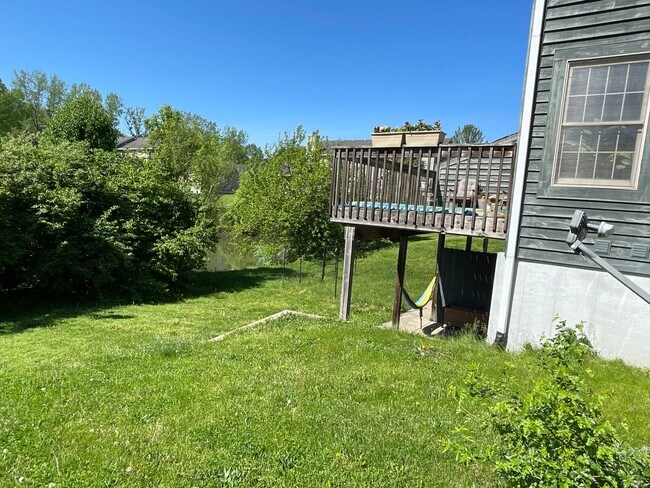 Building Photo - Large 3 Bedroom Home