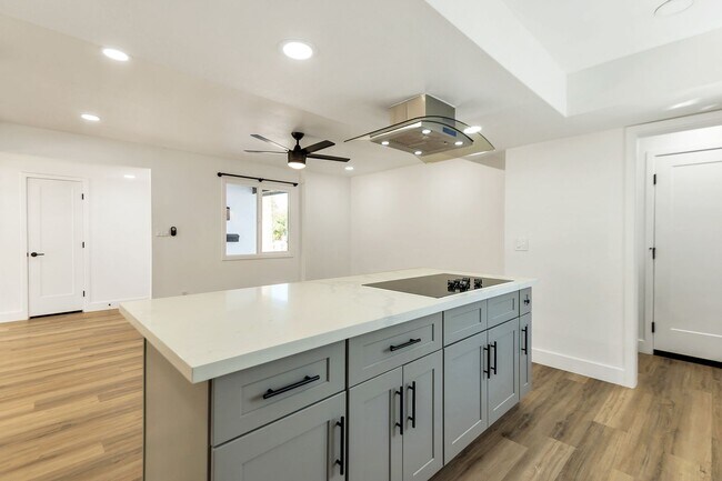 Foto del edificio - Remodeled 3 Bed 2 Bath 2 Car Garage Unfurnished 12 month lease with bonus room and AC in 2 car ga...