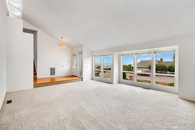 Building Photo - Twin Lakes Golf Home with Puget Sound Views!