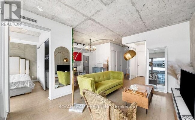 Building Photo - 39 Brant St