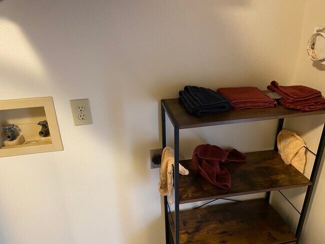 Otro - 1251 Walnut St