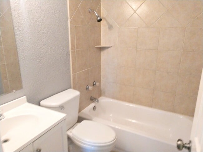 Foto del edificio - 3 bedroom 1 bath house in central Denton.