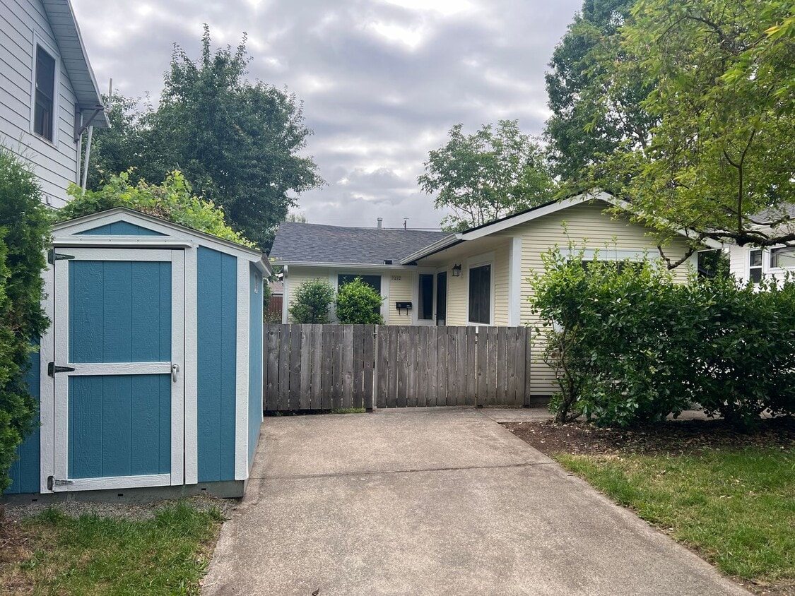 3 Bedroom Home on Quiet Street with Lots o... - 3 Bedroom Home on Quiet Street with Lots o...