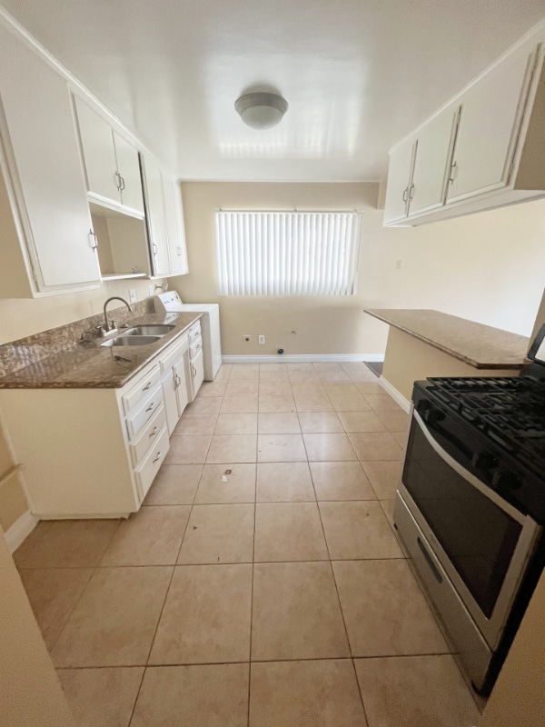 Building Photo - 835 S Oaks Ave