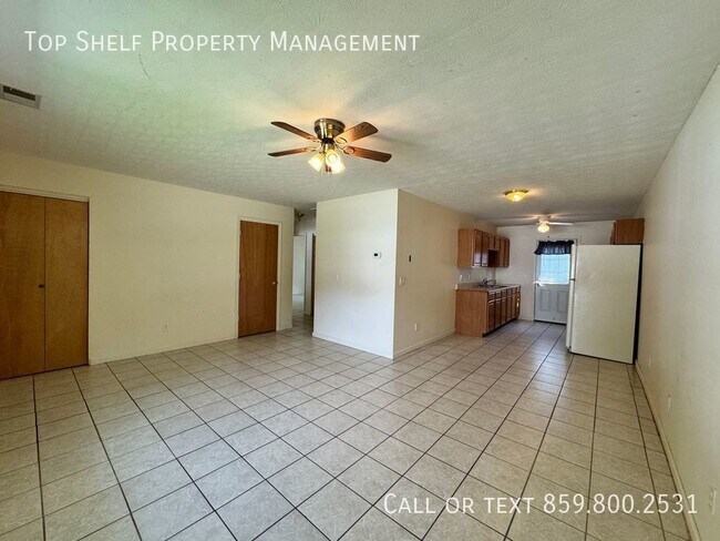 Building Photo - 2 Bedroom Duplex in Frankfort!