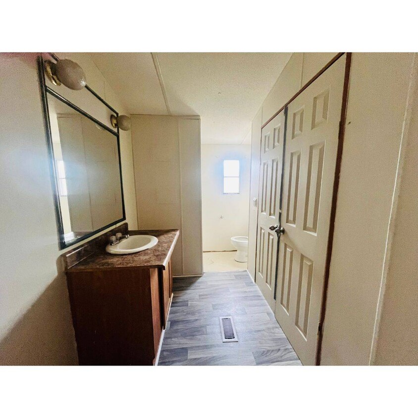 Primary Photo - 301 Reid Ct