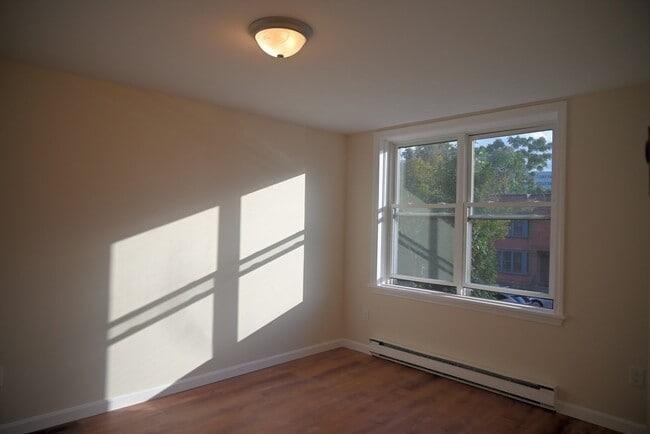 Building Photo - 31 Ellingwood St