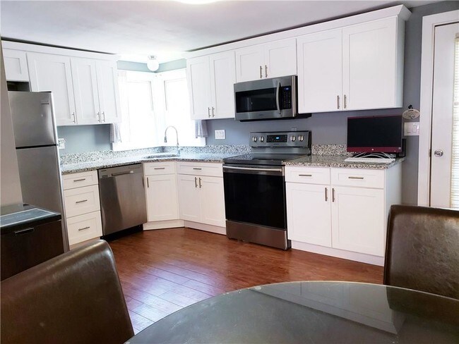 Building Photo - 4 Lakeview Terrace