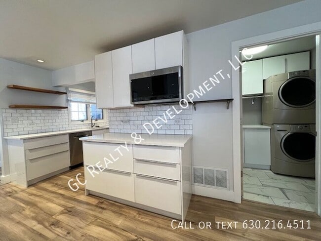 Building Photo - ***STUNNING 3-BEDROOM RANCH / VAULTED CEIL...