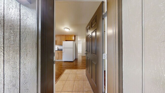 Foto del edificio - Spacious Updated 2 Bedroom Apartment in Tacoma-Granite Counters, W/D, Reserved Parking Space!