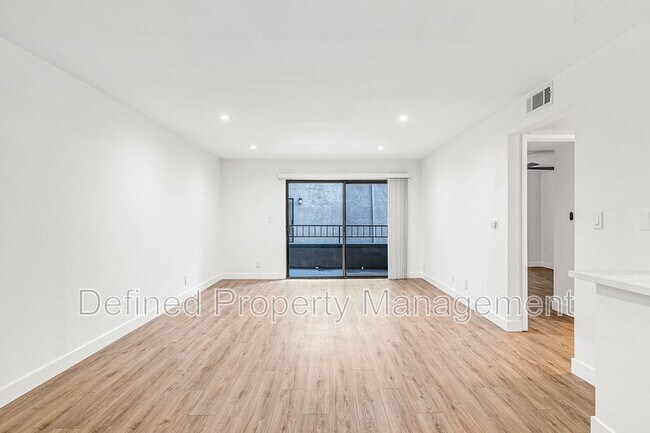 Foto del edificio - 5807 Laurel Canyon Blvd