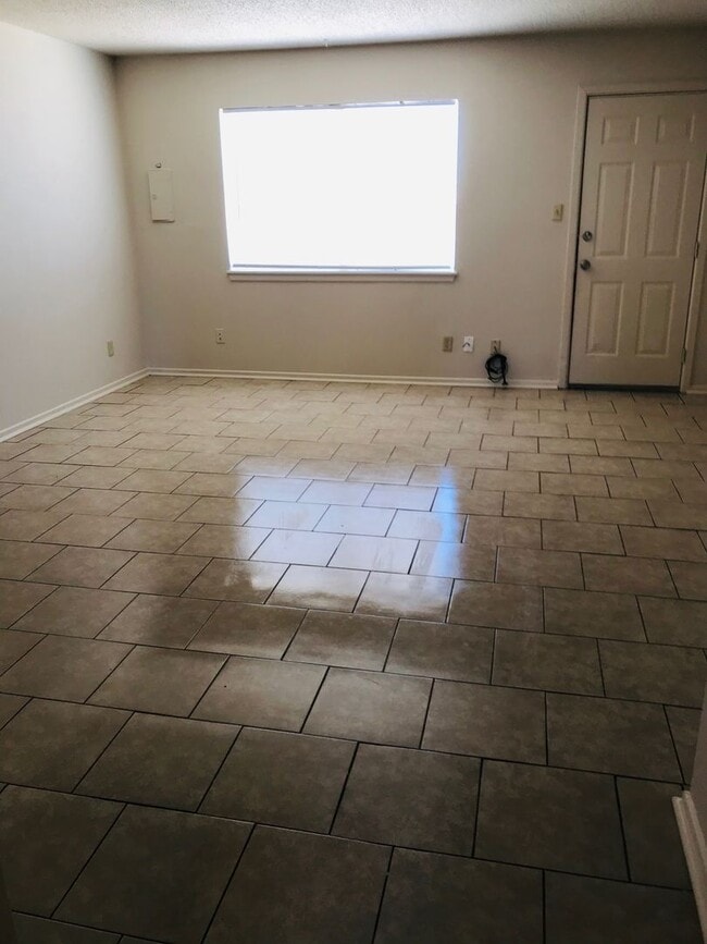 Building Photo - 2 bed townhouse