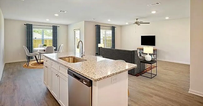 Building Photo - 3/2 in Westwood!