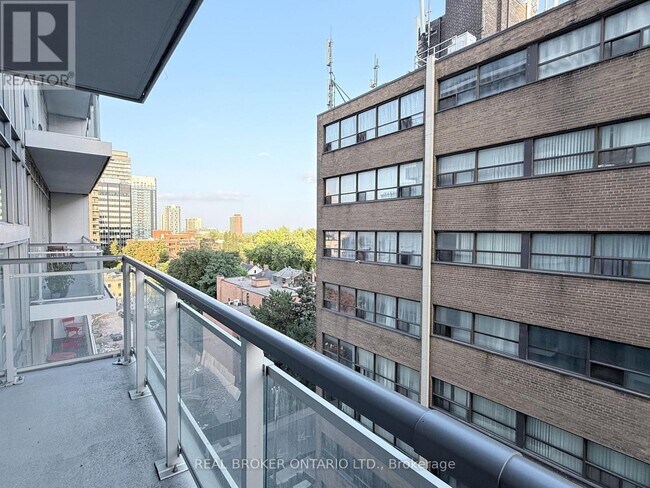 Photo du bâtiment - 223 St Clair Ave W