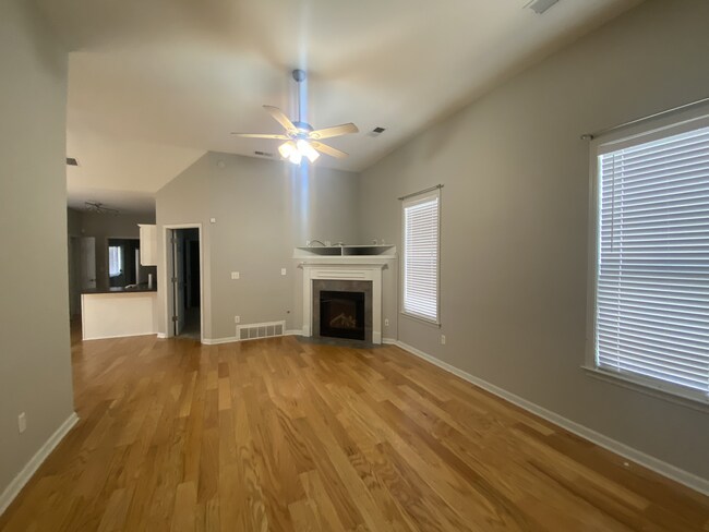 Foto del edificio - Pristine 3 bedroom 2 bath on Island! Fence...