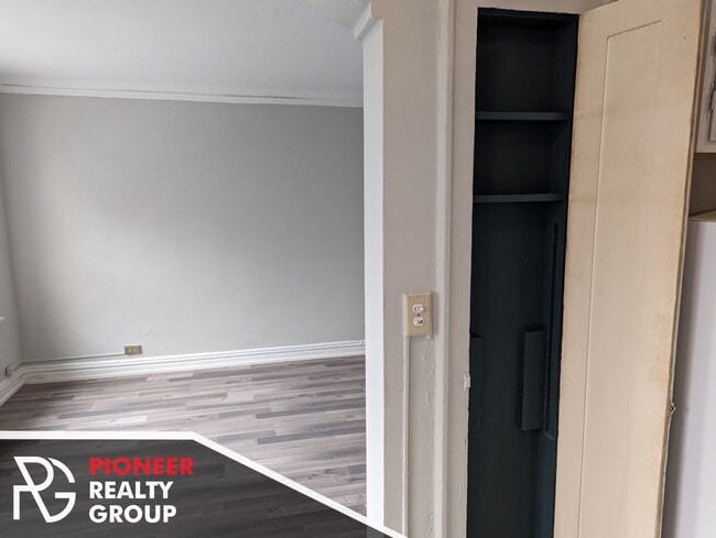 Building Photo - 429 W Roscoe St