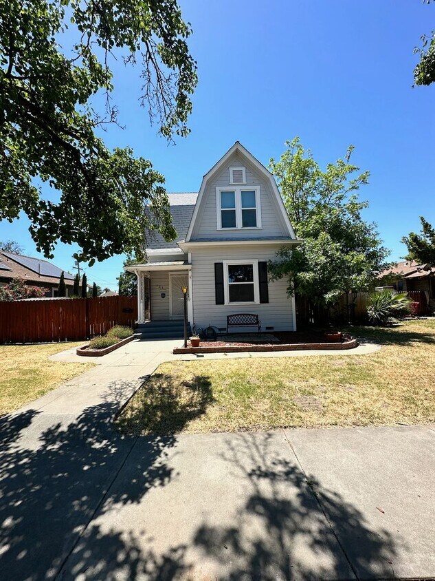 Foto principal - Charming home for rent in Hanford