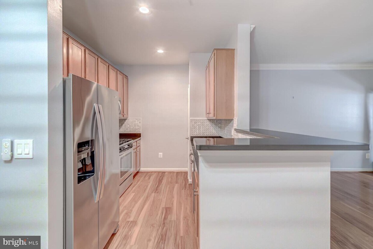 Foto principal - 4850 Eisenhower Ave