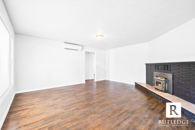 Building Photo - NEWLY REMODELED 3 bedroom home in Medford!