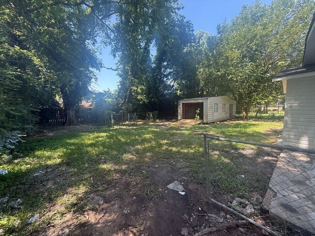 Building Photo - ** 6 Bed 2 Bath located off Wares Ferry ro...