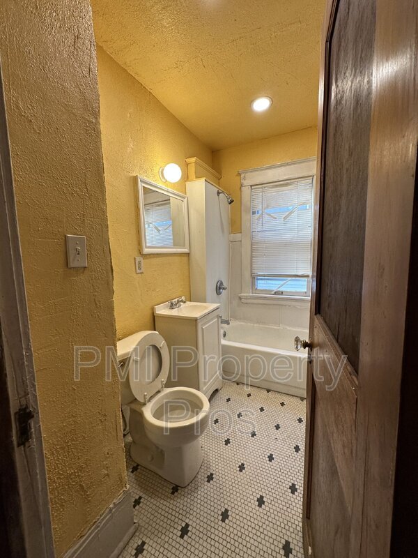 Building Photo - 2566 N 41st St