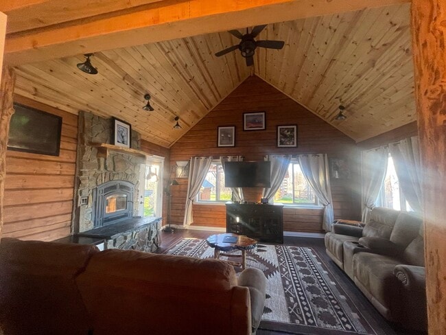 Building Photo - Amazing custom built Alaskan Log home acro...