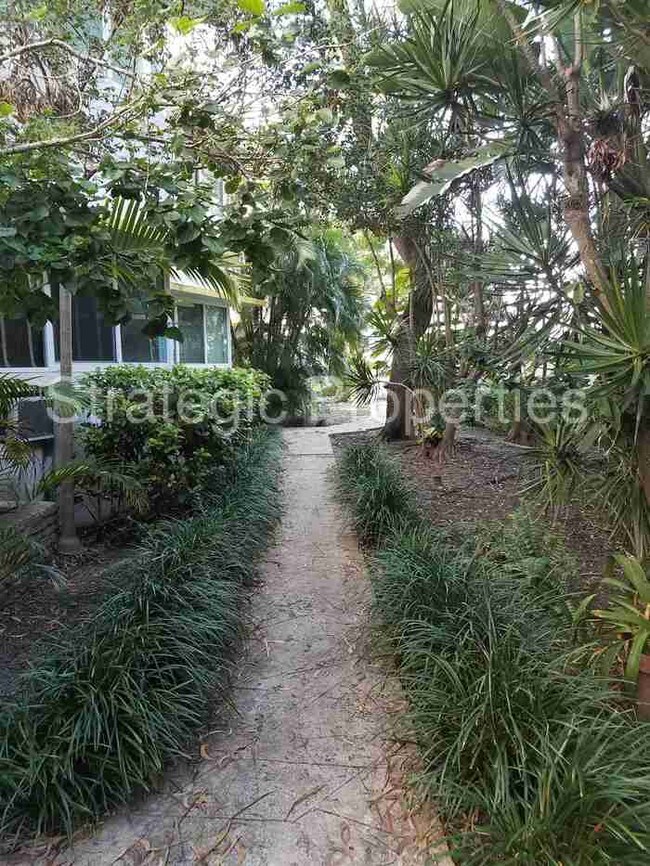 Building Photo - 6941 Bay Dr