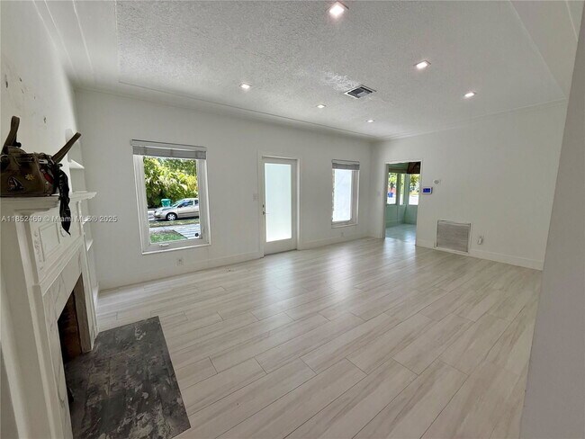 Foto del edificio - 761 NE 77th St