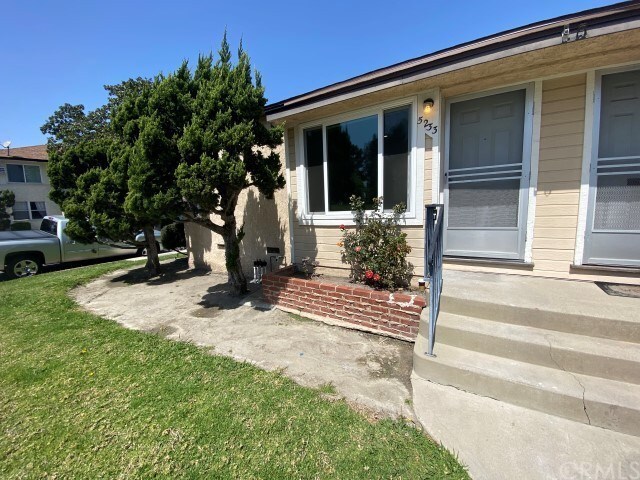 Foto principal - 5233 E Carson St