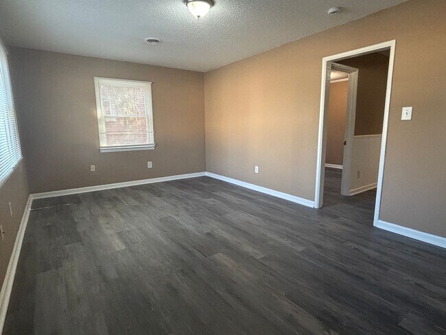 Building Photo - 3-Bedroom convenient to South Elm-Eugene and I-40