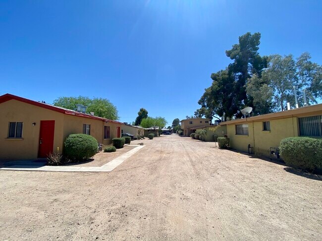 Building Photo - Spacious 1 Bedroom Available Now! Great Co...