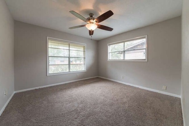 Building Photo - 2050 Longfellow MOVE IN SPECIAL