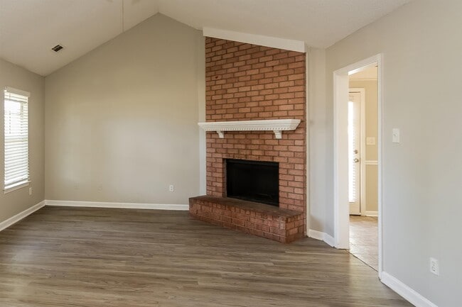 Foto del edificio - 6651 Elmore Woods Cove